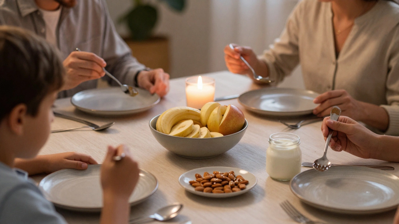 Семья ужинает вместе, на столе — фрукты, йогурт и орехи вместо сладостей.