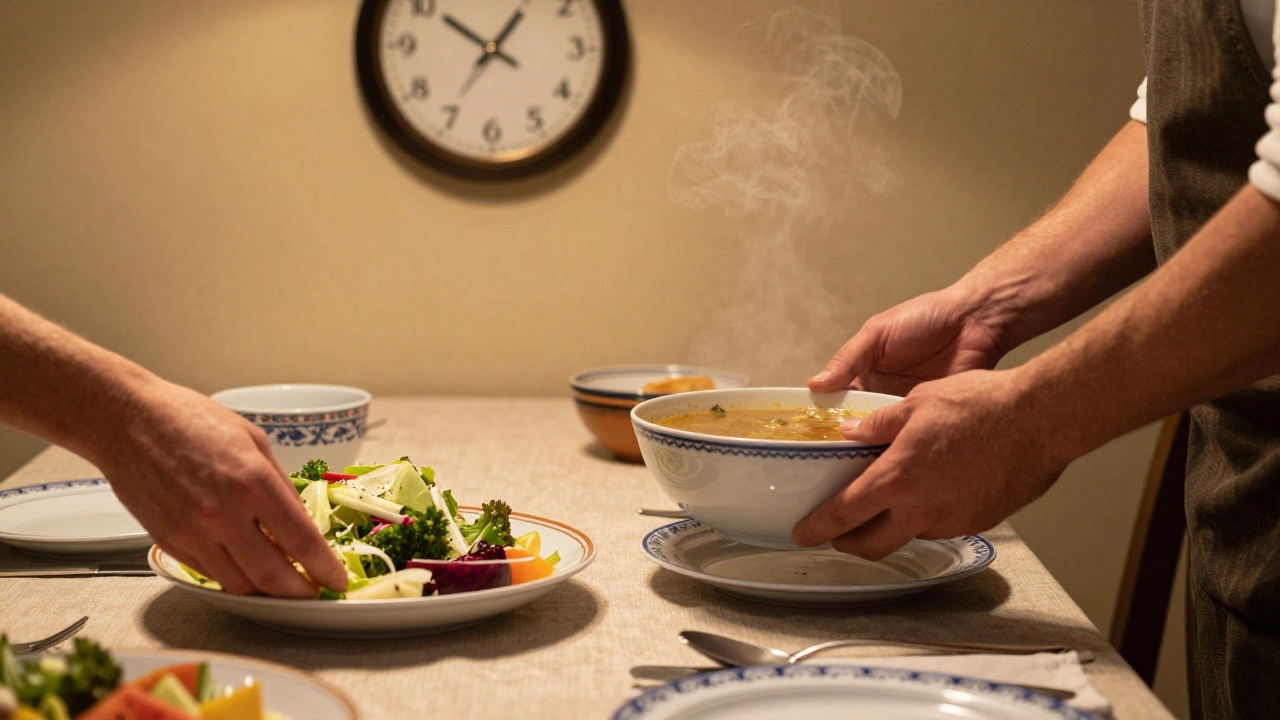 Руки подают горячий суп и холодные закуски поэтапно, на столе частично расставлены блюда, на стене виден часы.