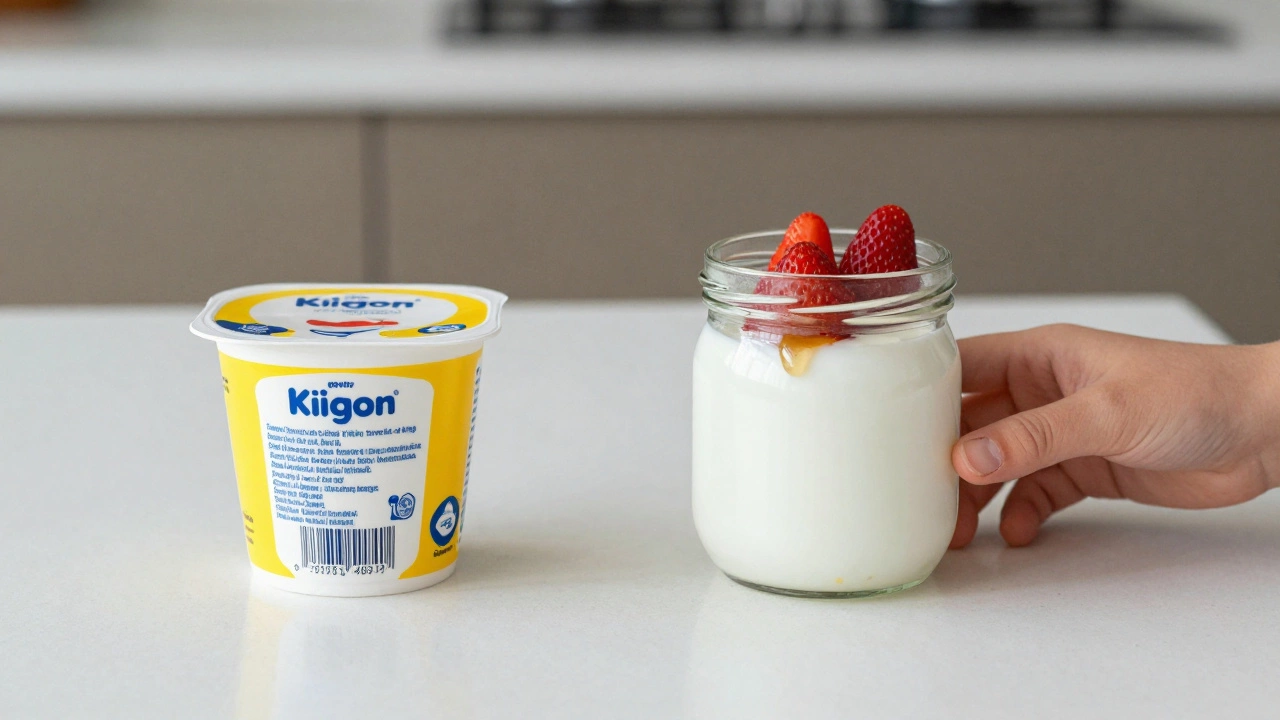Сравнение упакованного йогурта с добавками и натурального йогурта с ягодами.