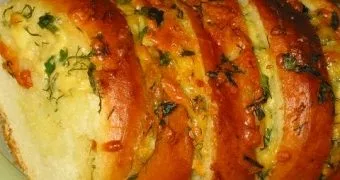 Закусочный хлеб с сыром и зеленью