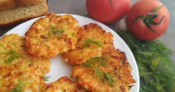 Оладьи с крабовым палочками, сыром и кабачком